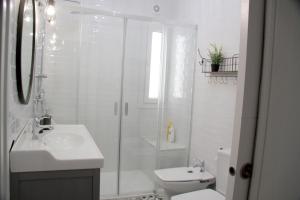 Un baño con ducha, lavabo e inodoro. en Muro Center, en Sevilla 29 fotos más
