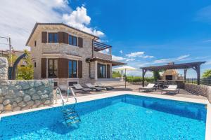 a villa with a swimming pool and a house at Villa Cavallo in Linardići