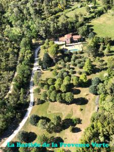 una vista aérea de una casa y una carretera en La Bastide de la Provence Verte, chambres d'hôtes, en La Roquebrussanne