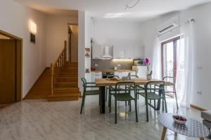 una cucina e una sala da pranzo con tavolo e sedie di Apartment Lungera a Pola (Pula)