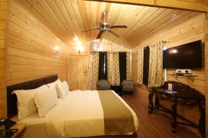 Et tv og/eller underholdning på The Grand Legacy Resort & Spa - TGL - Pure Vegetarian Mahabaleshwar