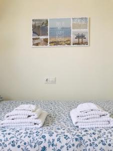 ルアンコにあるApartamento Bonitas Vistasのベッドルーム1室(ベッド1台にタオル2枚付)