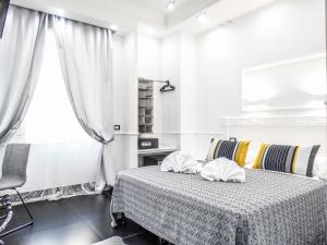 1 dormitorio con 1 cama con 2 almohadas en La Locanda di Piazza del Popolo, en Roma