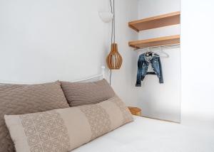 małą sypialnię z łóżkiem i lustrem w obiekcie Ornos Blue w mieście Ornos
