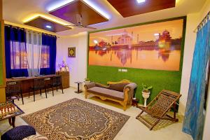 Area soggiorno di The Hideout Agra - Homestay near Taj