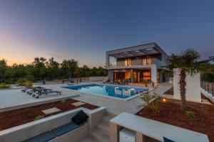 Bazén v ubytování Luxury Villa Quadra nebo v jeho okolí