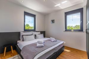 Postel nebo postele na pokoji v ubytování Luxury Villa Quadra