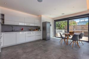 Kuchyň nebo kuchyňský kout v ubytování Luxury Villa Quadra