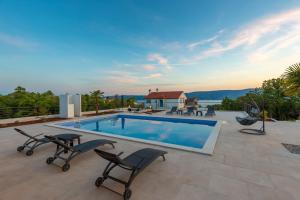 Bazén v ubytování Luxury Villa Quadra nebo v jeho okolí
