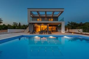 Bazén v ubytování Luxury Villa Quadra nebo v jeho okolí