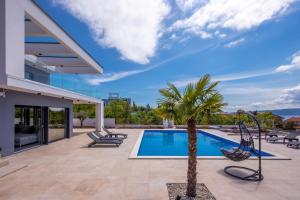 Bazén v ubytování Luxury Villa Quadra nebo v jeho okolí