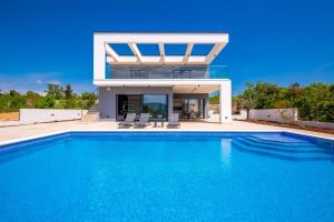Bazén v ubytování Luxury Villa Quadra nebo v jeho okolí