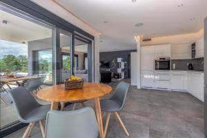 Kuchyň nebo kuchyňský kout v ubytování Luxury Villa Quadra