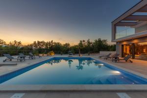Bazén v ubytování Luxury Villa Quadra nebo v jeho okolí
