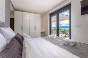 Postel nebo postele na pokoji v ubytování Luxury Villa Quadra