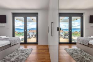 Postel nebo postele na pokoji v ubytování Luxury Villa Quadra