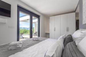 Postel nebo postele na pokoji v ubytování Luxury Villa Quadra