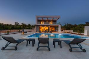 Bazén v ubytování Luxury Villa Quadra nebo v jeho okolí