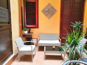 patio con 2 sedie e tavolo con un gatto di Fratelli Clemente Spa and Hotel a Castelvetrano Selinunte