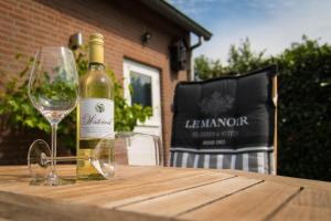 een fles wijn en een glas op een tafel bij Bed & Breakfast Bos en Weide in Boxtel