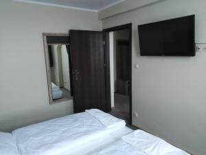 Televízia a/alebo spoločenská miestnosť v ubytovaní Hotel Cargo