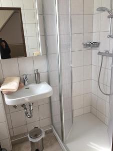 een badkamer met een wastafel en een douche bij Huus Störtebeker in Dornumersiel