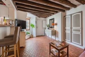 a living room with a television and a table at CosyCocoon in Paris