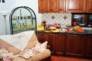eine Küche mit einem Sofa und einem Tisch mit Essen in der Unterkunft Casa Gentile in Agerola