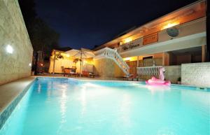 Basen w obiekcie Villa Rubesco lub w pobliżu