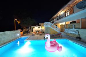 Basen w obiekcie Villa Rubesco lub w pobliżu