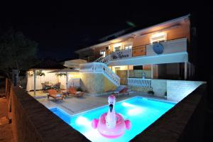 Basen w obiekcie Villa Rubesco lub w pobliżu