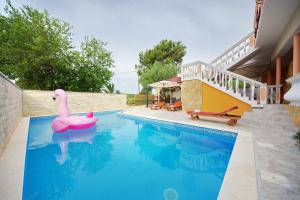Basen w obiekcie Villa Rubesco lub w pobliżu