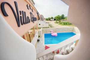 Basen w obiekcie Villa Rubesco lub w pobliżu