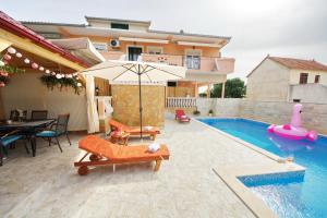 Basen w obiekcie Villa Rubesco lub w pobliżu