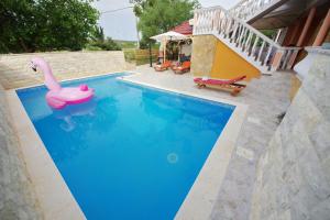 Basen w obiekcie Villa Rubesco lub w pobliżu