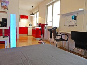 
a room with a desk and a refrigerator at Le Zadig in Troyes
