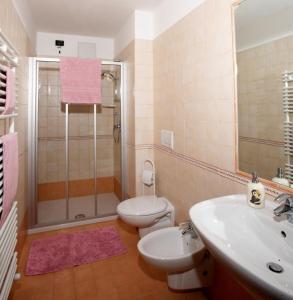 un bagno con doccia, WC e lavandino di Villa Gardenia Molveno a Molveno