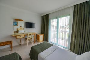 Postel nebo postele na pokoji v ubytování Rebin Beach Hotel + 37 fotografií