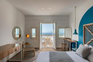 sypialnia z łóżkiem i widokiem na ocean w obiekcie Secret View Hotel w mieście Oia +37 zdjęć