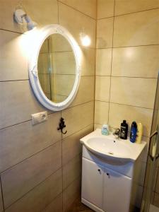 uma casa de banho com um lavatório e um espelho em Romance em Ventspils