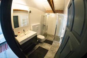 Koupelna v ubytování Attalos Suites Hotel