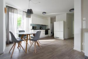 uma cozinha e sala de jantar com mesa e cadeiras em Ferienwohnung Wilhelmstraße em Tübingen