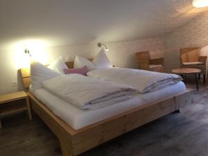 Ein Bett oder Betten in einem Zimmer der Unterkunft Hotel Bad Schwarzsee