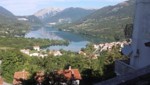 a view of a river in a valley with mountains at Casa vacanze a Barrea in Barrea