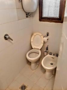 uma casa de banho com um WC e um lavatório em Casa vacanze a Barrea em Barrea