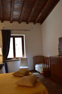 sypialnia z łóżkiem i oknem w obiekcie Al Castello di Leprignano w mieście Capena