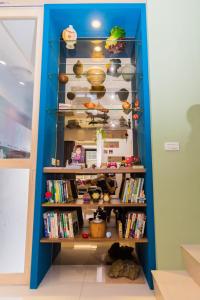 a book shelf filled with lots of books at 曉翠軒親子民宿 in Wujie