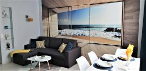 オーステンデにあるV-Apartmentsのリビングルーム(ソファ付)が備わり、海の景色を望めます。