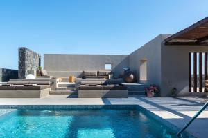 Un patio trasero con piscina y una casa. en Arota Exclusive Villas, en Akrotiri 90 fotos más