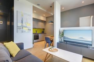 salon z dużym telewizorem z płaskim ekranem w obiekcie Lifestyle Apartments w Puli